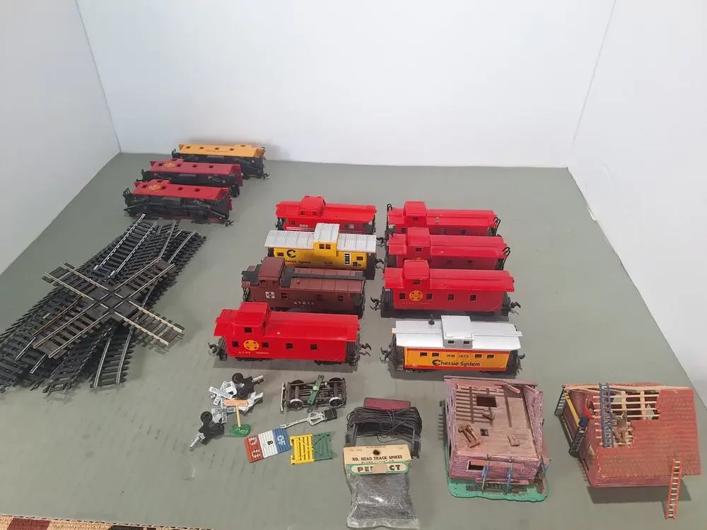 HO Scale Caboose Lot 11 Total ATSF Santa Fe Chessie B&O + Track Parts
